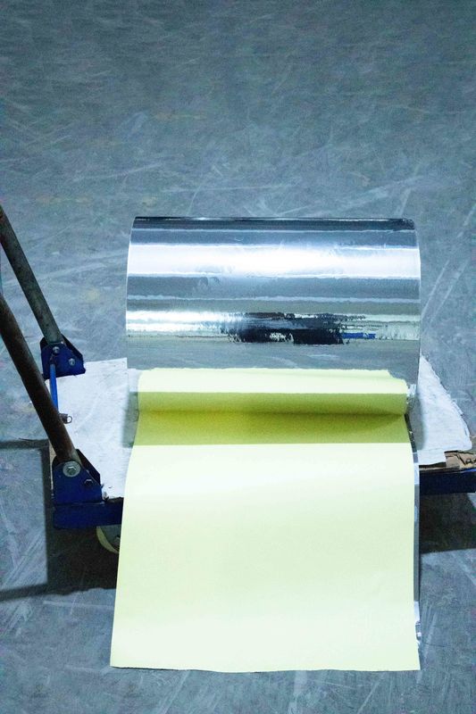 Αυτοκόλλητο αυτοκόλλητο αυτοκόλλητο χαρτί κυλίνδρου 50 Φωτεινό ασημένιο PET ((Παλύψη) ακρυλική κόλλα 140 κίτρινο